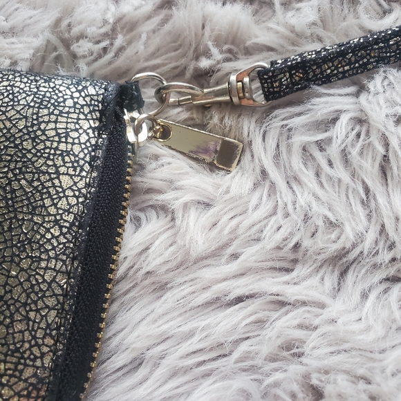 Luxe Metallic Gold and Black Designer Distress Wristlet Wallet - Picture 3 of 9